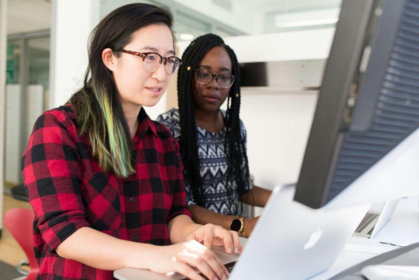 Espacio de trabajo ordenado con documentos financieros y calculadora sobre escritorio de madera, representando organización presupuestaria