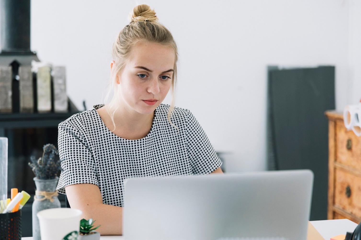 Vista de estudiantes planificando presupuesto con documentos y calculadora