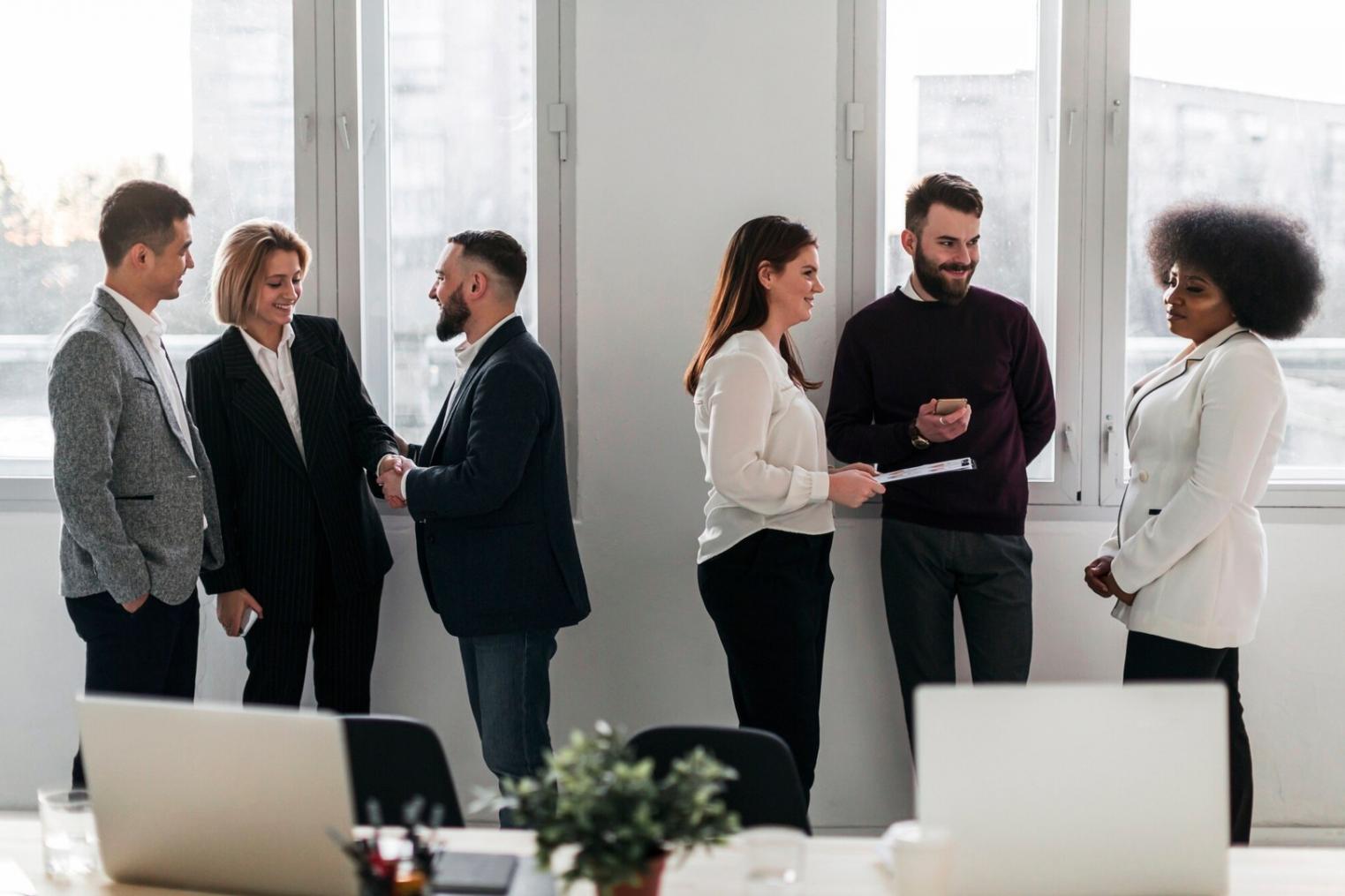 Estudiantes trabajando en análisis presupuestario con documentos y calculadoras