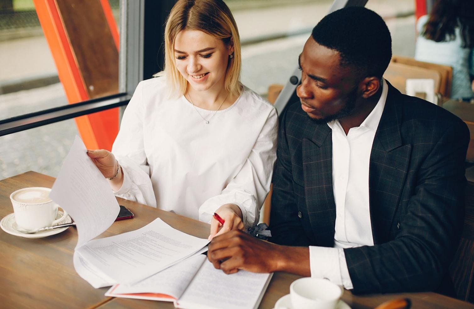 Equipo de lusenthaliq trabajando en planificación presupuestaria
